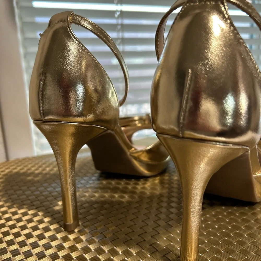 NIB BANDOLINO Elegant Gold Women's Heels with Bow Accent SIZE 7 - Picture 3 of 9